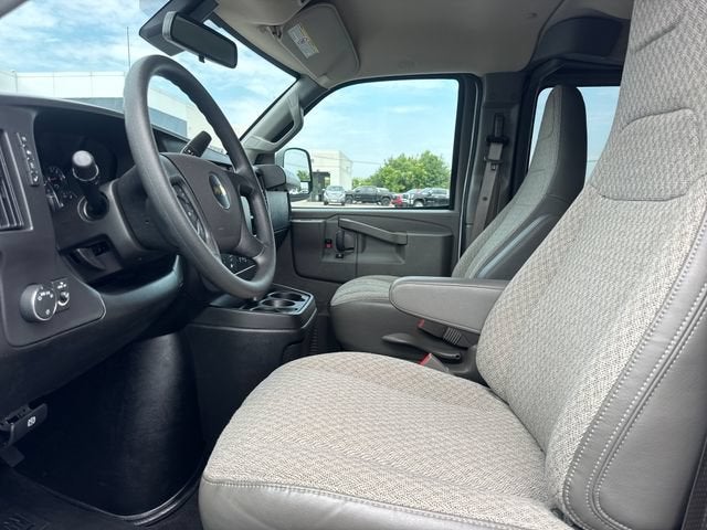 2025 Chevrolet Express Passenger 1LT