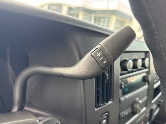 2025 Chevrolet Express Passenger 1LT