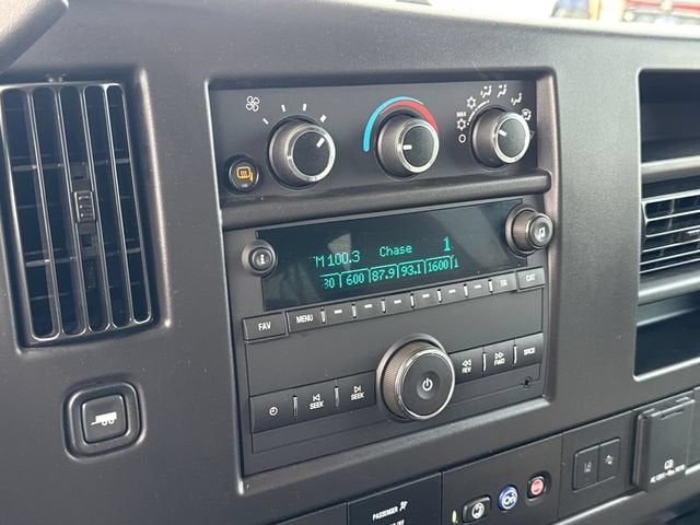 2025 Chevrolet Express Passenger 1LT