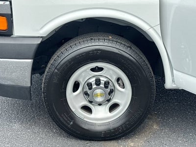 2025 Chevrolet Express Passenger 1LT