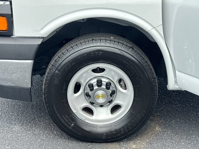 2025 Chevrolet Express Passenger 1LT