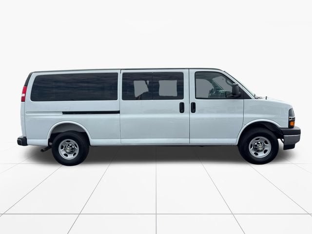 2025 Chevrolet Express Passenger 1LT